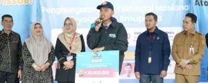 Penyerahan hadiah pada Muhammad Rasyid Fadlur Rahman asal SMAN 1 Pekanbaru sebagai salah satu dari Top Scorer. (FOTO: Istimewa)