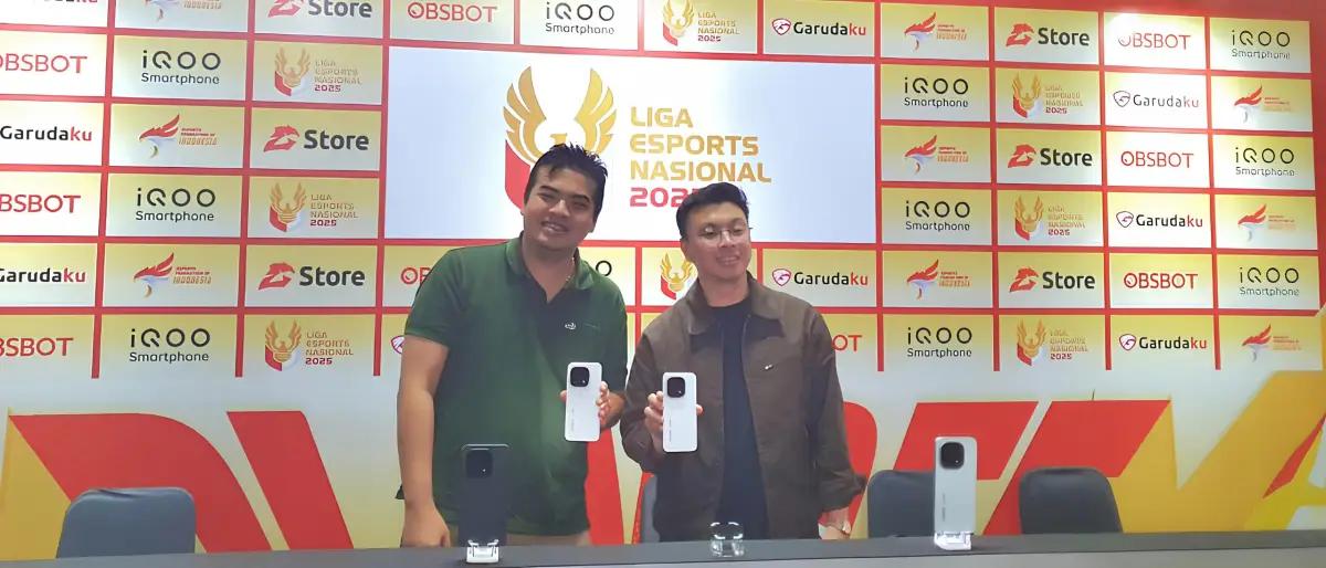 Calvin Nobel, Head of Product iQOO Indonesia & Robertus Aditya Pratomo Putro Head of Academy di Garudaku di Liga Esports Nasional 2025 (FOTO: Indogamers.com/Ica Juniyanti)