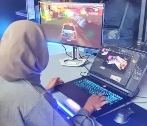 Mencoba Lenovo Legion Monitor Gen 10 Series bermain game sakaligus membuat konten (FOTO: Indogamers.com/Ica Juniyanti)