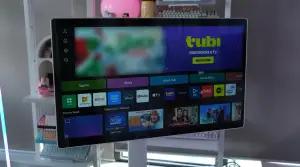 Bikin Setup Meja Lebih Minimalis! LG Smart Monitor 32U889SA Tawarkan Solusi One-Cable yang Praktis(FOTO: Youtube astronuggie)