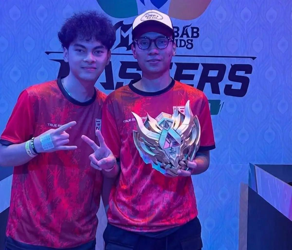IYanZz dan Rehansyah dua mantan pemain RRQ Sena yang sukses amankan tiket MSC x EWC 2026 bersama tim barunya True Rippers (FOTO: Instagram.com/@tr_iynazz(edit indogamers))