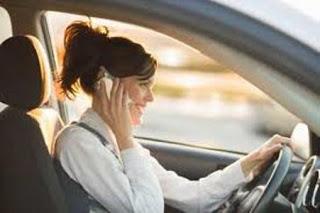 Menyetir Sambil Menggunakan Ponsel Ternyata Tak Berbahaya