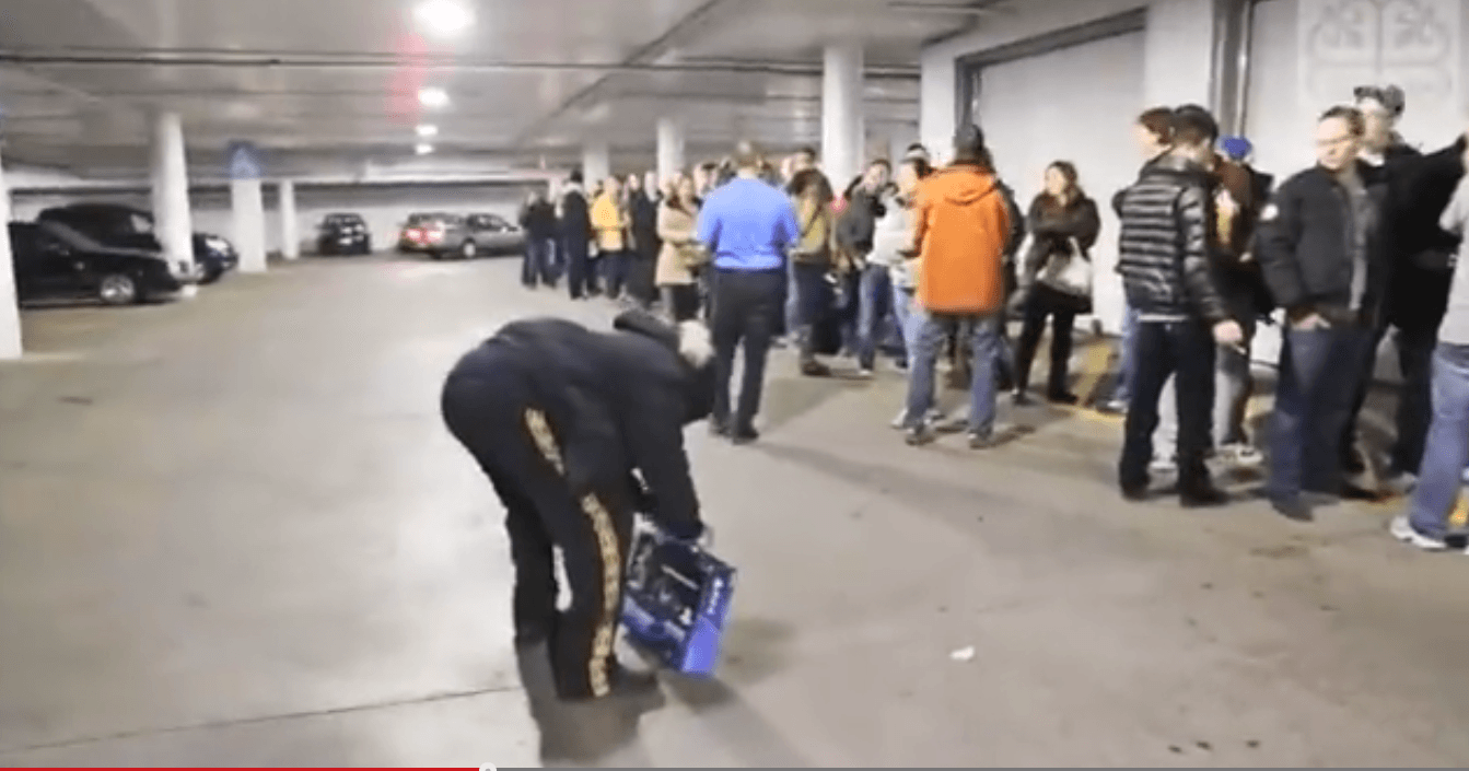 Orang Gila Menghancurkan PS4 di Kerumunan Antrean Pembeli