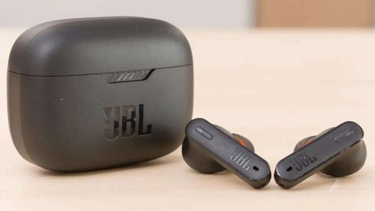 JBL Tune 230NC, salah satu earphone dengan teknologi noise cancelling. (Sumber: RTINGS)
