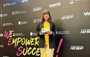 Ketua Bidang Hubungan Masyarakat dan Komunikasi PB ESI Debora Imanuella Terima Penghargaan Esports Hall of Fame Kategori Community Championship (FOTO: PBESI)