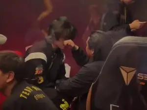 ONIC Kairi dan Coach Yeb. (Sumber: twitter.com/@mplidofficial)