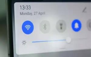Ilustrasi penggunaan sinyal WiFi di smartphone Android (FOTO: androidauthority)