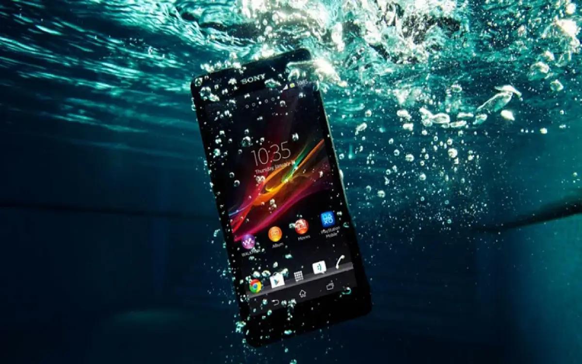 Ilustrasi HP Android yang masuk ke dalam air (FOTO: Shopee)
