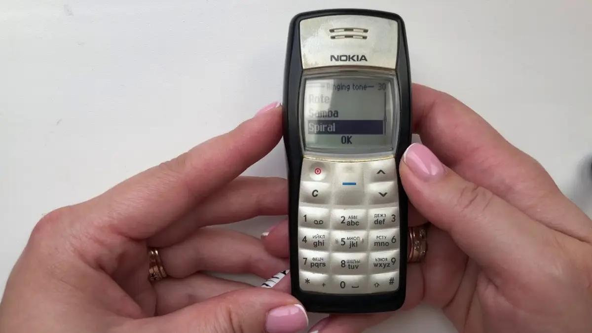 Nokia 1100, HP terlaris sepanjang masa. (Sumber: Youtube Cool Apple)