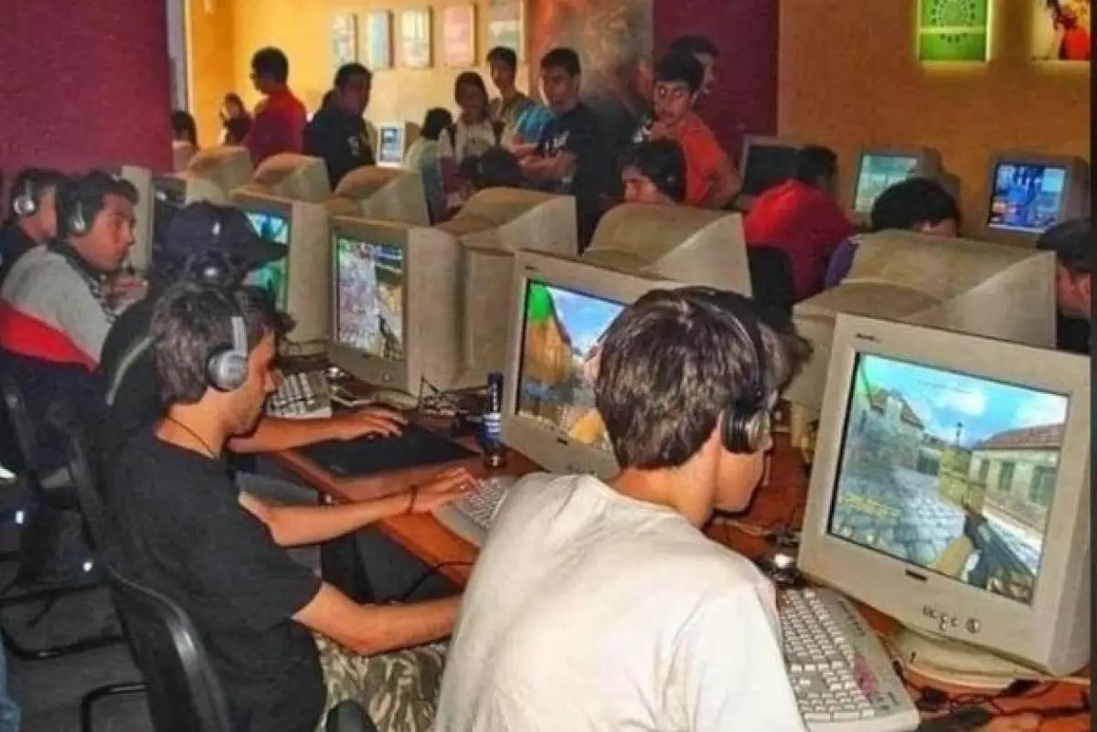 Potret gamer zaman dulu main game Counter Strike di gamenet. (Sumber: Facebook/Counter Strike Global Offensive)