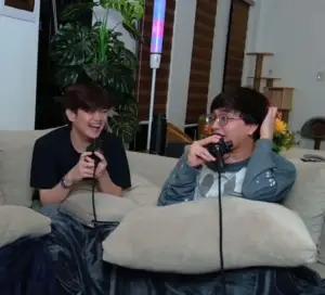 Wise (Kiri) dan OHMYV33NUS (kanan) (FOTO: YouTube/Wise Gaming)