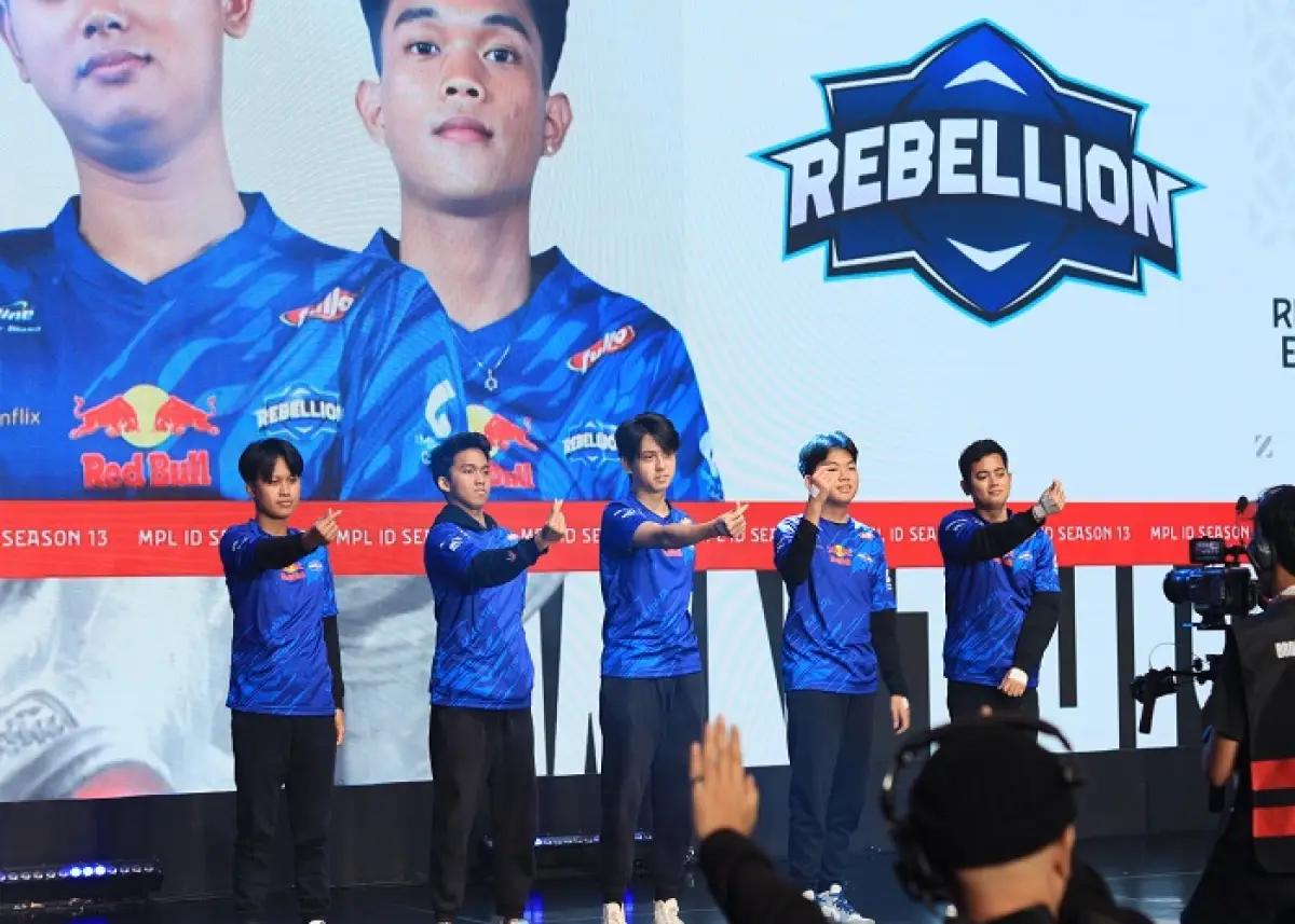 Tim Rebellion memberikan tanda cinta untuk fans di MPL Arena, Minggu (24/3/2024). (FOTO: moonton)