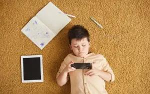 Ilustrasi anak yang kecandua dengan gadget (FOTO: pinterest.com)
