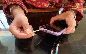 Ilustrasi membersihkan lubang jack audio dari kotoran (FOTO: Indogamers.com/PembasmiBocil)