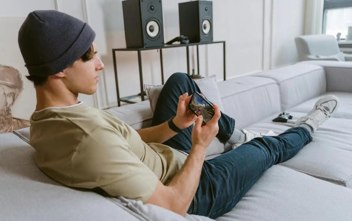 Ilustrasi Bermain Game Simulator