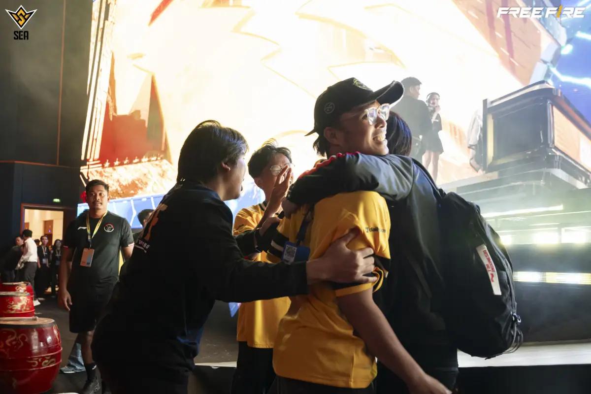 Coach AFM (tengah) di Momen Juara FFWS SEA 2025 Spring (FOTO: Garena)