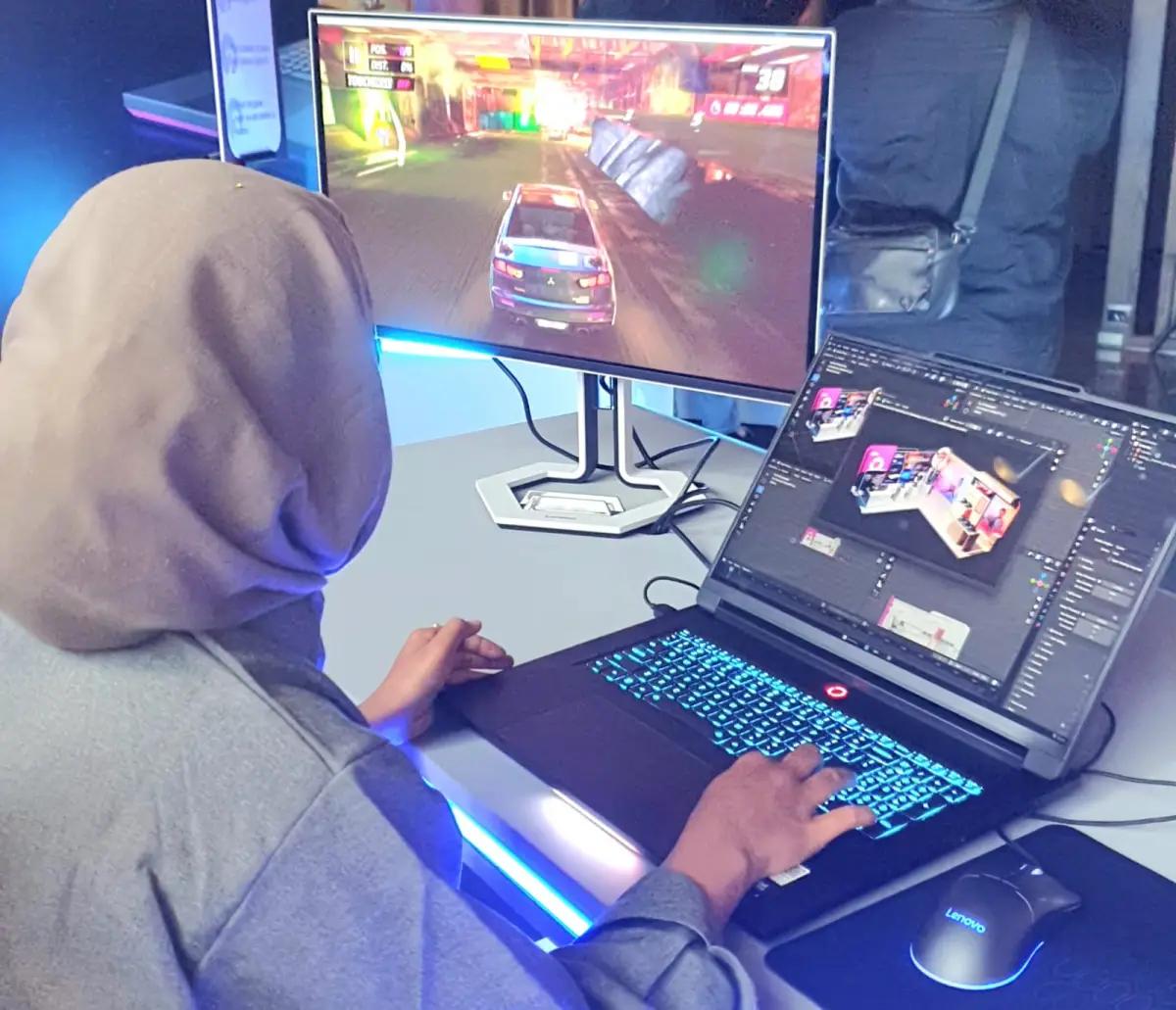 Mencoba Lenovo Legion Monitor Gen 10 Series bermain game sakaligus membuat konten (FOTO: Indogamers.com/Ica Juniyanti)