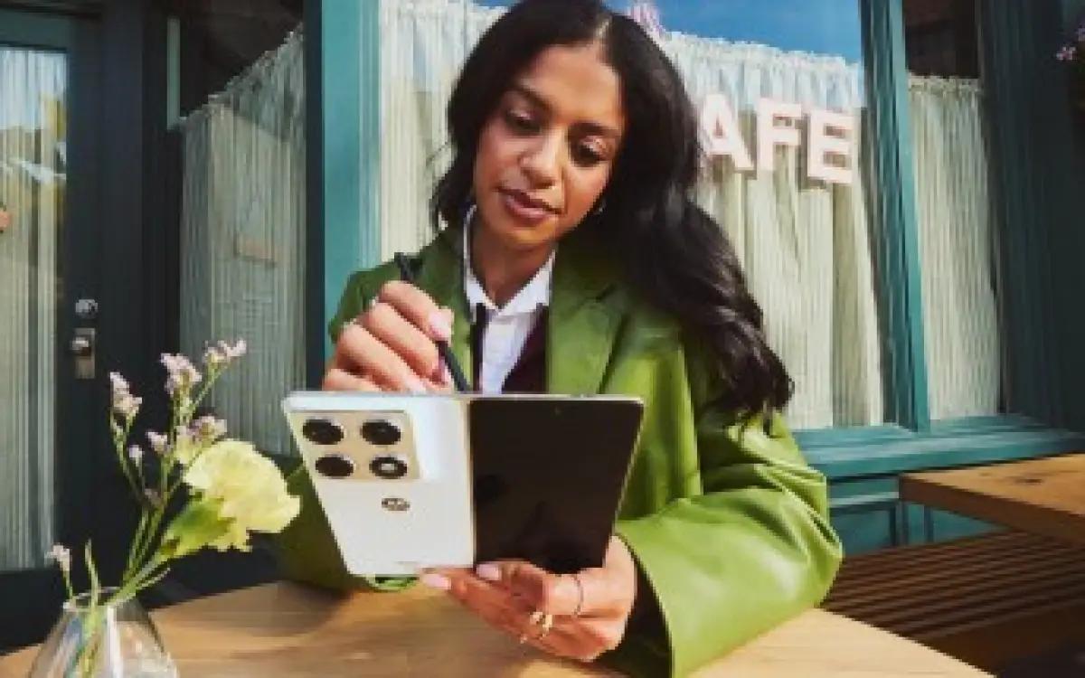 Motorola Siapkan Razr Fold Ponsel Lipat Bergaya Buku dengan Dukungan Stylus (FOTO: gsmarena)