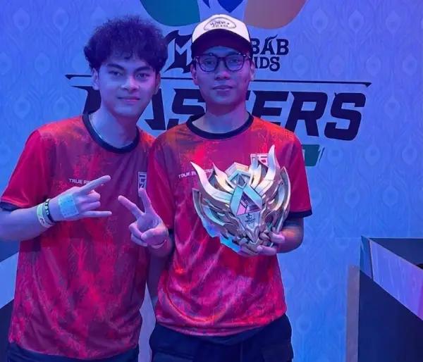 IYanZz dan Rehansyah dua mantan pemain RRQ Sena yang sukses amankan tiket MSC x EWC 2026 bersama tim barunya True Rippers (FOTO: Instagram.com/@tr_iynazz(edit indogamers))