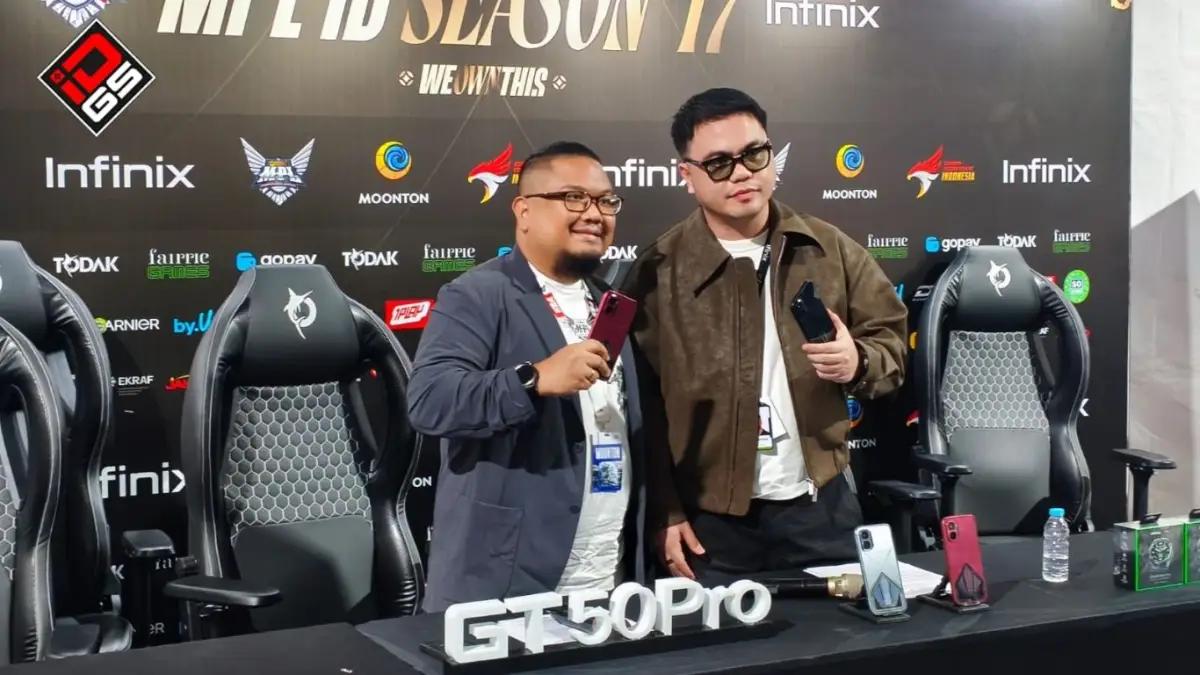 Martinus H. Manurung, Head of Esports Business Development MOONTON (kiri) bersama dengan Sergio Ticolau, Infinix SEA Marketing Director (FOTO: Indogamers/rozi)
