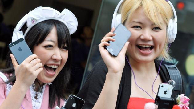 Para Wanita Ternyata Lebih Gila Handphone Dibanding Pria!