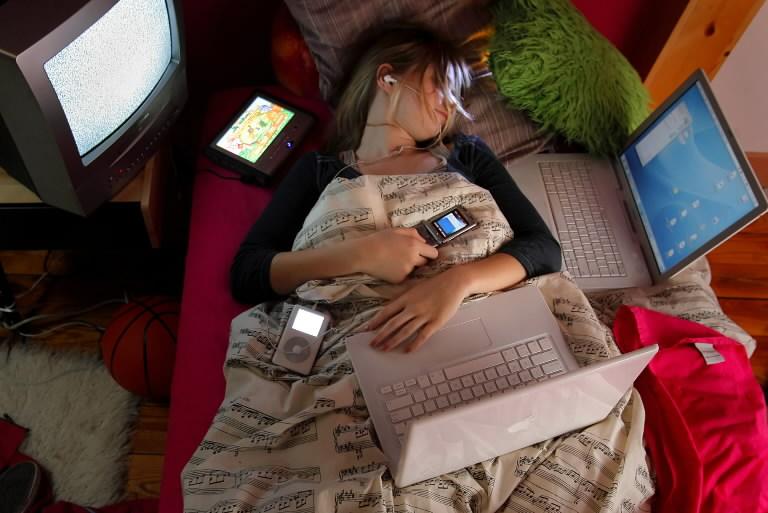 Ponsel Bikin Orang Jadi Susah Tidur, Kenapa?