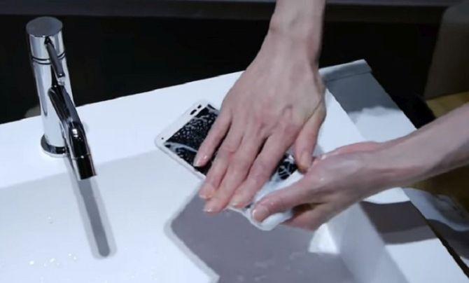 Smartphone Asal Jepang Ini Bisa Bermandikan Sabun dan Air Panas?